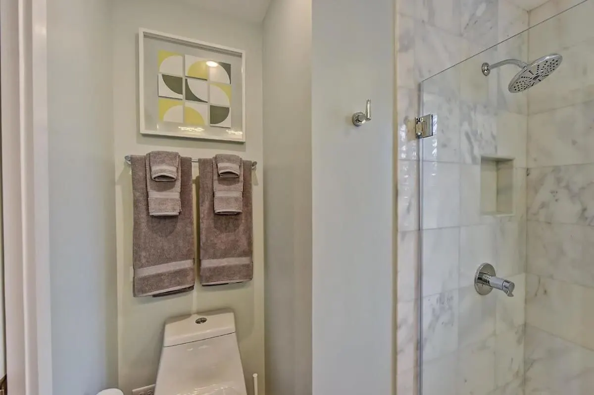 Spacious Condo With Easy Access To Uptown Charlotte 0*,