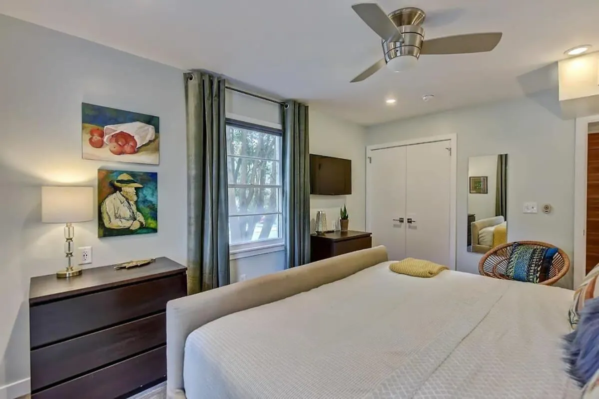 Spacious Condo With Easy Access To Uptown Charlotte 0*,